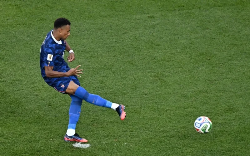 França vence Paraguai com gol de Mbappé e está nas quartas