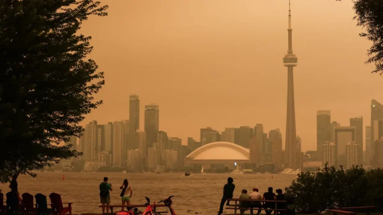 Fumaça de incêndios no Canadá cobre EUA e afeta milhões