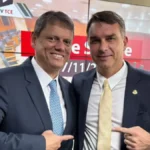 Flávio Bolsonaro transfere campanha para SP e se aproxima de Tarcísio