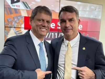 Flávio Bolsonaro transfere campanha para SP e se aproxima de Tarcísio