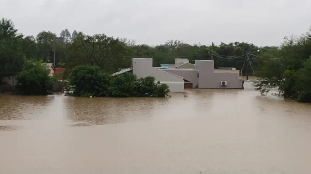 Chuva no RS: 1.200 desabrigados e 194 cidades com danos