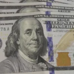 Dólar abre estável com IPCA-15 abaixo do esperado e Fed no foco
