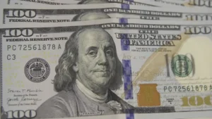 Dólar abre estável com IPCA-15 abaixo do esperado e Fed no foco