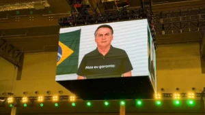 Defesa de Flávio diz ao TSE que vídeo com IA de Bolsonaro é lícito