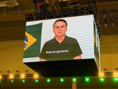 Defesa de Flávio diz ao TSE que vídeo com IA de Bolsonaro é lícito
