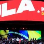 Vermelho, onça e chapéu Panamá marcam convenção de Lula