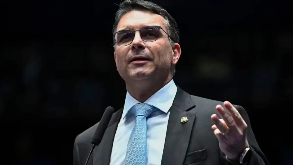 Flávio Bolsonaro diz sofrer ‘guerra psicológica’ na campanha