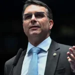 Flávio Bolsonaro diz sofrer ‘guerra psicológica’ na campanha