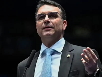Flávio Bolsonaro diz sofrer ‘guerra psicológica’ na campanha