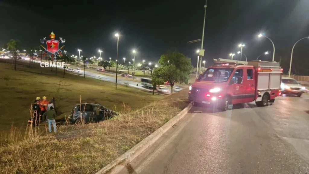 Carro capota na EPIA Sul e condutor é socorrido pelo Samu