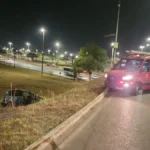 Carro capota na EPIA Sul e condutor é socorrido pelo Samu
