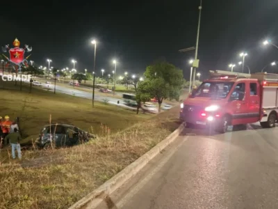 Carro capota na EPIA Sul e condutor é socorrido pelo Samu