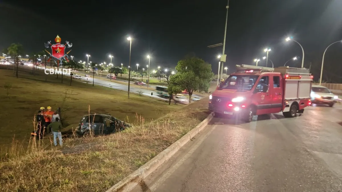 Carro capota na EPIA Sul e condutor é socorrido pelo Samu