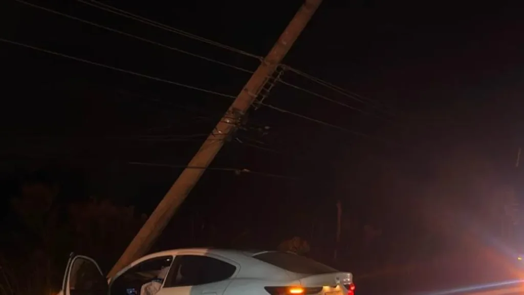 Carro bate em poste no Altiplano Leste e motorista não se fere