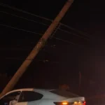 Carro bate em poste no Altiplano Leste e motorista não se fere