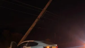 Carro bate em poste no Altiplano Leste e motorista não se fere