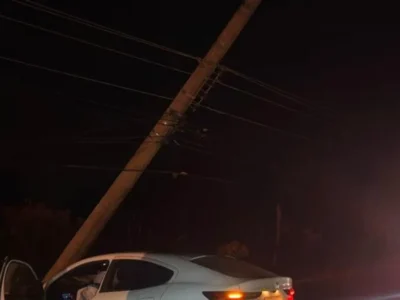 Carro bate em poste no Altiplano Leste e motorista não se fere