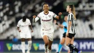 Fluminense vence Botafogo e segue vivo na luta pelo G-8