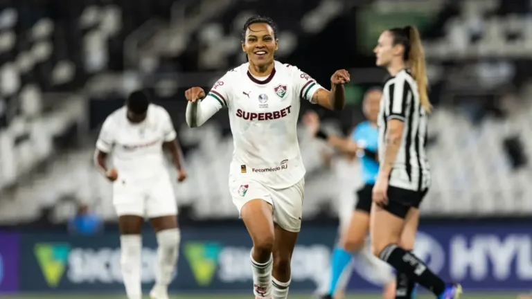 Fluminense vence Botafogo e segue vivo na luta pelo G-8