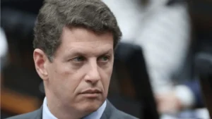 Salles troca suplente e coloca ex-deputado na chapa ao Senado