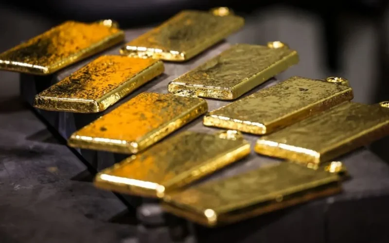 Ouro sobe e supera US$ 4.440 com foco no Fed