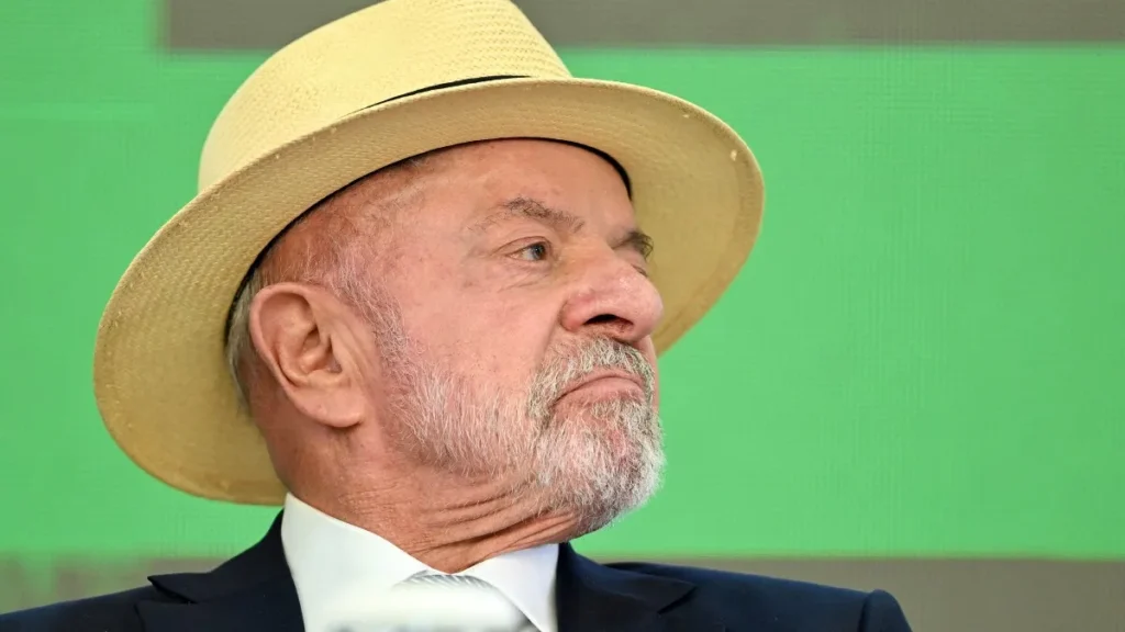 Lula usa chapéu pela 1ª vez em foto de urna após cirurgias