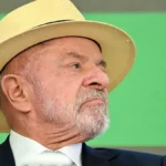 Lula usa chapéu pela 1ª vez em foto de urna após cirurgias