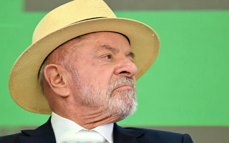Lula usa chapéu pela 1ª vez em foto de urna após cirurgias