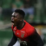 Athletico-PR empata com Bragantino e fica longe do líder